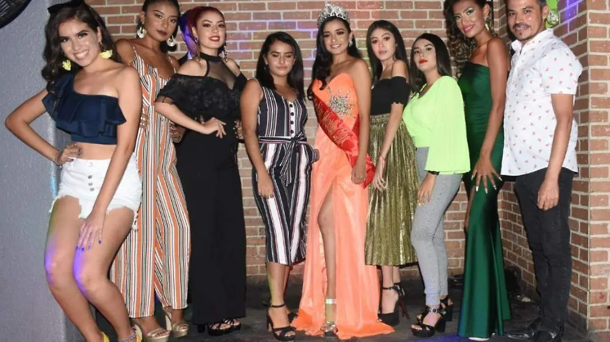 Las candidatas a Reina de la Chica Fashion Mazatlán 2019, junto al director del certamen, Bernie Camacho y Karen Molina.